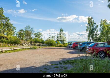 Schöne Landschaftsansicht von Autos auf dem Parkplatz. Schweden. Stockfoto