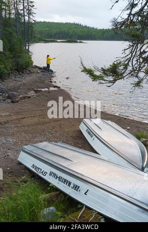 Fischer warf seine Linie vom Ufer eines Sees in der Region Monts Valin, Provinz Quebec, Kanada. Stockfoto