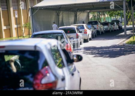 Franca, Sao Paulo, Brasilien. April 2021. Eine Reihe von Autos, die am Drive-Thru in Franca den Covid-19-Impfstoff erhalten sollen. Brasilien hat mindestens die erste Dosis an mehr als 27 Millionen Menschen verabreicht. Das Land hat die höchste Zahl von Todesfällen pro Million Einwohner, die durch das Coronavirus verursacht wurden, mit mehr als 381 Tausend Opfern. Quelle: Igor do Valle/ZUMA Wire/Alamy Live News Stockfoto