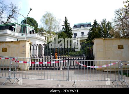 Prag. April 2021. Das Foto vom 22. April 2021 zeigt die russische Botschaft in Prag, Tschechien. Die Tschechische Republik wird die Zahl der Beschäftigten in der russischen Botschaft in Prag reduzieren und auf die gleiche Anzahl bei der tschechischen Botschaft in Moskau begrenzen, sagte das tschechische Außenministerium am Donnerstag. Quelle: Dana Kesnerova/Xinhua/Alamy Live News Stockfoto