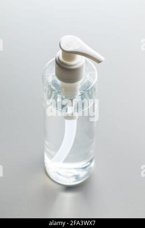 Coronavirus-Prävention Händedesinfektionsgel in der Flasche. Händedesinfektionsgel auf grauem Hintergrund. Stockfoto