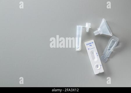 Covid-19 Schnellantigen-Test. Rapid Antibodies Test Kit auf grauem Hintergrund. Draufsicht. Stockfoto