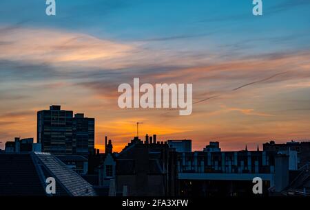 Leith, Edinburgh, Schottland, Großbritannien, 22. April 2021. Wetter in Großbritannien: Farbenprächtiger, orangefarbener Sonnenuntergang über den Dächern von Leith an einem sonnigen Frühlingstag, der mehr gutes Wetter verspricht Stockfoto