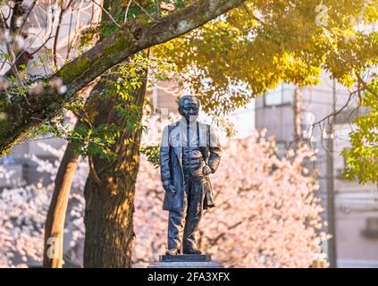 tokio, japan - 23 2021. märz: Bronzeskulptur von Naganuma Moriyoshi des japanischen Vaters des Kapitalismus Shibusawa Eiichi im Museum von Asukayama Stockfoto