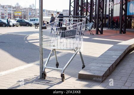 Einkaufswagen auf dem Bürgersteig aus der Nähe Stockfoto