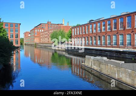 Pawtucket Canal und historische Mühlengebäude im Lowell National Historic Park in der Innenstadt von Lowell, Massachusetts, USA. Stockfoto