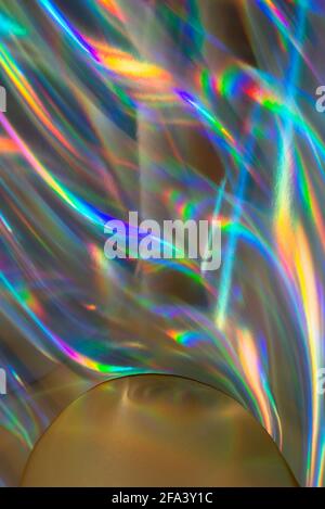 Unscharfer abstrakter holographischer Hintergrund. Futuristischer Retro-Style. Gold-Produktständer. Stockfoto