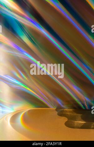 Unscharfer abstrakter holographischer Hintergrund. Futuristischer Retro-Style. Gold-Produktständer. Stockfoto
