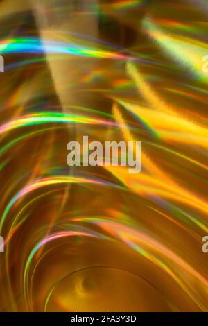 Unscharfer abstrakter holographischer Hintergrund. Futuristischer Retro-Style. Gold-Produktständer. Stockfoto