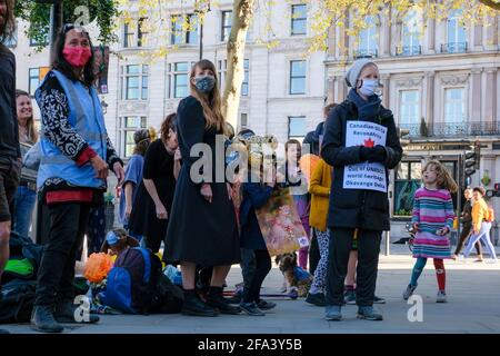 London, Großbritannien. April 2021. London, Großbritannien. April 2021. Familien von Extinction Rebellion versammeln sich vor der Hohen Kommission von Kanada, um gegen die Ölbohrungen des Unternehmens Recon im Okavango-Delta zu protestieren. Quelle: Joao Daniel Pereira. Quelle: João Daniel Pereira/Alamy Live News Stockfoto
