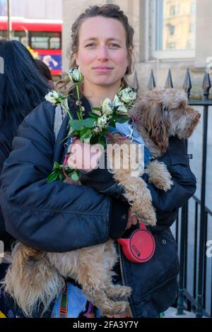 London, Großbritannien. April 2021. London, Großbritannien. April 2021. Familien von Extinction Rebellion versammeln sich vor der Hohen Kommission von Kanada, um gegen die Ölbohrungen des Unternehmens Recon im Okavango-Delta zu protestieren. Quelle: Joao Daniel Pereira. Quelle: João Daniel Pereira/Alamy Live News Stockfoto