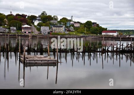 Küstendorf Lubec, Maine, Reflexionen im Wasser Stockfoto