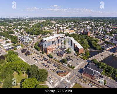 Waltham Stadtzentrum und historische Francis Cabot Lowell Mill neben Charles River Luftaufnahme in der Innenstadt von Waltham, Massachusetts, MA, USA. Stockfoto