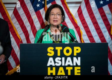 Washington DC. USA. 22 2021. April: Der Senator der Vereinigten Staaten, Mazie Hirono (Demokrat von Hawaii), hält während einer Pressekonferenz im Anschluss an die Verabschiedung des COVID-19 Hate Crimes Act durch den Senat im US-Kapitol in Washington, DC, am Donnerstag, den 22. April, 2021. Kredit: Rod Lamkey/CNP /MediaPunch Kredit: MediaPunch Inc/Alamy Live News Stockfoto