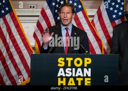 Washington DC. USA. 22 2021. April: Der Senator der Vereinigten Staaten, Richard Blumenthal (Demokrat von Connecticut), hält im Anschluss an die Verabschiedung des COVID-19-Gesetzes für Hassverbrechen im US-Kapitol in Washington, DC, am Donnerstag, den 22. April, 2021. Kredit: Rod Lamkey/CNP /MediaPunch Kredit: MediaPunch Inc/Alamy Live News Stockfoto