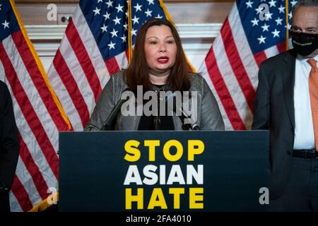 Washington DC. USA. 22 2021. April: Senator der Vereinigten Staaten, Tammy Duckworth (Demokrat von Illinois), hält während einer Pressekonferenz im Anschluss an die Verabschiedung des COVID-19 Hate Crimes Act durch den Senat im US-Kapitol in Washington, DC, am Donnerstag, den 22. April, 2021. Kredit: Rod Lamkey/CNP /MediaPunch Kredit: MediaPunch Inc/Alamy Live News Stockfoto