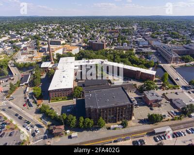Waltham Stadtzentrum und historische Francis Cabot Lowell Mill neben Charles River Luftaufnahme in der Innenstadt von Waltham, Massachusetts, MA, USA. Stockfoto