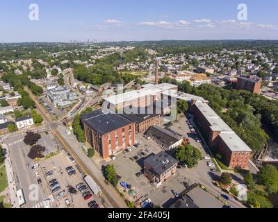 Waltham Stadtzentrum und historische Francis Cabot Lowell Mill neben Charles River Luftaufnahme in der Innenstadt von Waltham, Massachusetts, MA, USA. Stockfoto
