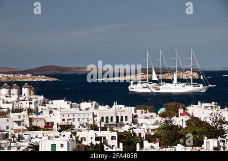 Viermast-Kreuzfahrtschiff, das im Hafen von Mykonos, Griechenland, festgemacht ist Stockfoto