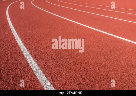 Weiße Markierungen auf EINER Red Athletic Race Track in EINEM Sportstadion Stockfoto