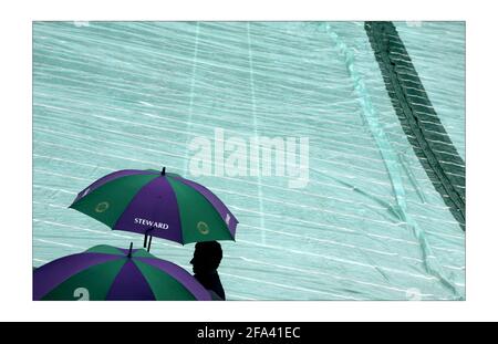 Wimbledon 2008... 2/7/2008 früher Regen stoppt playphotograph von David Sandison The Independent Stockfoto