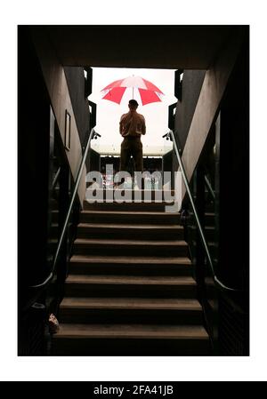 Wimbledon 2008... 2/7/2008 früher Regen stoppt playphotograph von David Sandison The Independent Stockfoto