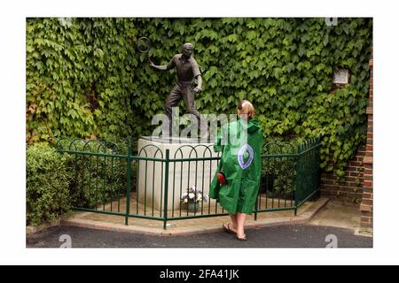 Wimbledon 2008... 2/7/2008 früher Regen stoppt playphotograph von David Sandison The Independent Stockfoto