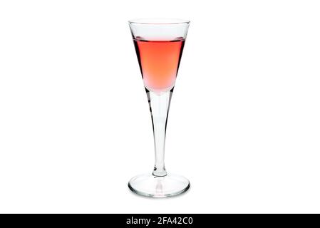 Rosolio, typisch italienischer Likör, destilliert aus Rosen in Schrotglas, isoliert auf Weiß. Speicherplatz kopieren Stockfoto