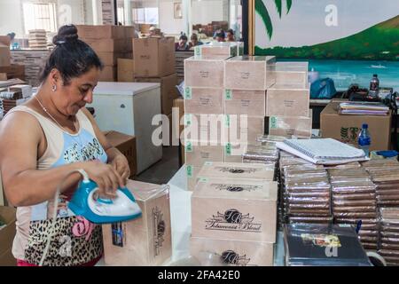 ESTELI, NICARAGUA - 21. APRIL 2016: Arbeiter, die Zigarren in der Zigarrenfabrik Tabacalera Santiago in Esteli verpacken. Stockfoto