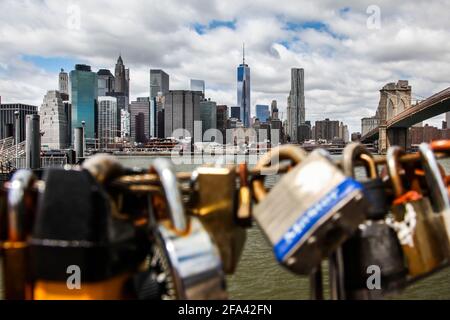 NW YORK, NY, USA - APRIL 23,l 2014 : New York City architecture in Lower Manhattan with love Vorhängeschlösser.Blick vom Brooklyn Bridge Park Stockfoto