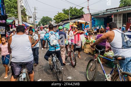 LEON, NICARAGUA - 25. APRIL 2016: Menschenmassen auf dem Mercado la Terminal Markt in Leon, Nicaragua Stockfoto