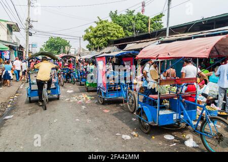 LEON, NICARAGUA - 25. APRIL 2016: Fahrradtaxis am Mercado la Terminal Markt in Leon, Nicaragua Stockfoto