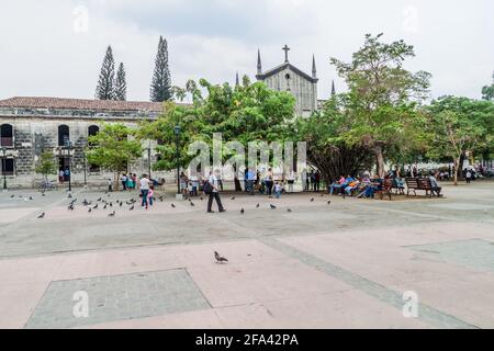 LEON, NICARAGUA - 25. APRIL 2016: Blick auf den Parque Central Platz in Leon, Nicaragua. Colegio La Asuncion Schule im Hintergrund Stockfoto