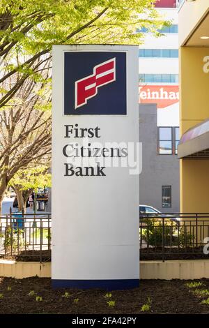 ASHEVILLE, NC, USA-11 APRIL 2021: Ein großes, monolithisches Zeichen, das die erste Citizens Bank in der Innenstadt identifiziert. Stockfoto