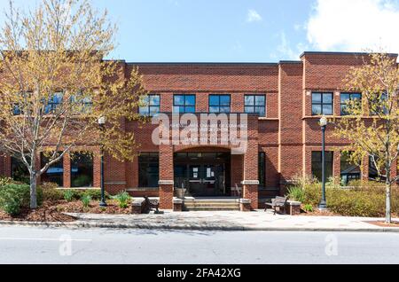 ASHEVILLE, NC, USA-11 APRIL 2021: Die Asheville-Niederlassung der Lenoir-Rhyne University mit Sitz in Hickory, NC. Gebäude als „Asheville Area Chamber“ gekennzeichnet. Stockfoto