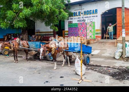 LEON, NICARAGUA - 27. APRIL 2016: Vor einem Geschäft in Leon, Nicaragua geparkte Pferdekutschen Stockfoto