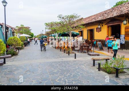 GRANADA, NICARAGUA - 27. APRIL 2016: Fußgängerzone Calle La Calzada in Granada, Nicaragua Stockfoto