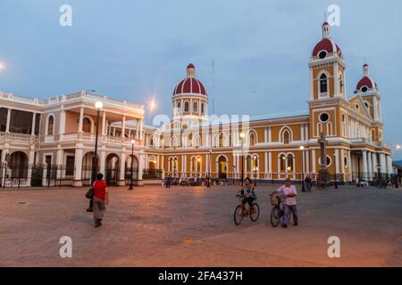 GRANADA, NICARAGUA - 28. APRIL 2016: Kathedrale und Parque Central in Granada Nicaragua Stockfoto