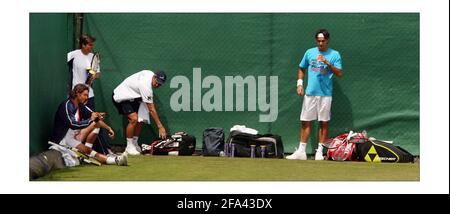 Sonntag... Einen Tag vor Beginn des Jahres 2008 Wimbledon.... Roger Federer und Rafael Nadal auf dem gleichen Platz für ein paar Momentsphotographen von David Sandison The Independent Stockfoto