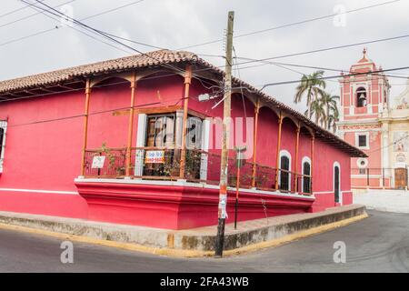 LEON, NICARAGUA - 25. APRIL 2016: Ansicht eines bunten Kolonialhauses des Antiguo Orfanato Old Waisenhauses in Leon, Nicaragua. Detail der Kirche El Calvario Stockfoto