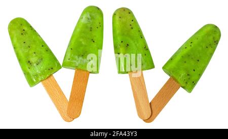 Gefrorener Kiwi-Saft aus gefrorenem Obst, isoliert auf Weiß. Ein erfrischender Popsicle auf einem Stock. Stockfoto