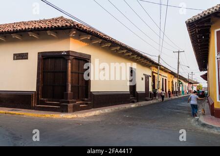 LEON, NICARAGUA - 25. APRIL 2016: Koloniale Ausgehungen im Zentrum von in Leon, Nicaragua Stockfoto