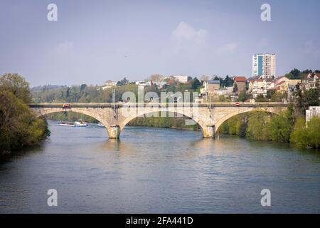 Saint-Denis Island, Frankreich - 04 21 2021: Ufer der seine. Panoramablick auf die seine, Boote, Eisenbahnbrücke und die Stadt Epinay-sur-seine Stockfoto