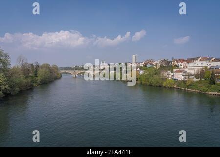 Saint-Denis Island, Frankreich - 04 21 2021: Ufer der seine. Panoramablick auf die seine, Boote, Eisenbahnbrücke und die Stadt Epinay-sur-seine Stockfoto