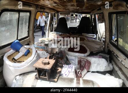 Neu-Delhi, Indien. April 2021. Ein Straßenhändler wartet während der Wochenendsperre auf Kunden. Das Land steht vor der zweiten Welle des Coronavirus. Indien hat 314,835 neue Covid-19-Fälle registriert, den höchsten jemals in einem einzigen Tag und 2,104 Todesfälle und 178,841 Genesungen in den letzten 24 Stunden, wie das indische Gesundheitsministerium mitgethan hat. (Foto von Naveen Sharma/SOPA Images/Sipa USA) Quelle: SIPA USA/Alamy Live News Stockfoto