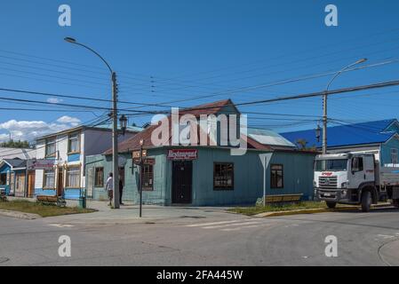 Häuser in einer Straße in Puerto Natales, Chile Stockfoto