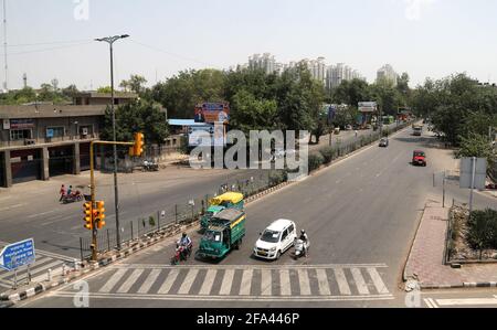 Neu-Delhi, Indien. April 2021. Blick auf eine halb menschenleere Straße während der Wochenendsperre. Das Land steht vor der zweiten Welle des Coronavirus. Indien hat 314,835 neue Covid-19-Fälle registriert, den höchsten jemals in einem einzigen Tag und 2,104 Todesfälle und 178,841 Genesungen in den letzten 24 Stunden, wie das indische Gesundheitsministerium mitgethan hat. (Foto von Naveen Sharma/SOPA Images/Sipa USA) Quelle: SIPA USA/Alamy Live News Stockfoto