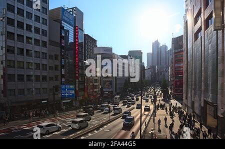 Tokio, Japan - 20 2020. Oktober: Blick am Nachmittag auf einen belebten Boulevard mit Hochhäusern im Zentrum von Tokio an einem sonnigen Tag Stockfoto