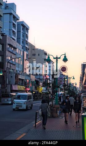 Tokio, Japan - 20 2020. Oktober: Blick am späten Nachmittag auf eine belebte Straße in der Nähe des Bahnhofs Shin-okubo im Zentrum von Tokio Stockfoto