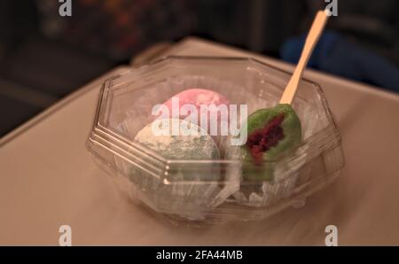 Nahaufnahme von drei Daifuku, japanischen Süßigkeiten aus Mochi-Reiskuchen, gefüllt mit süßer roter Bohnenpaste Stockfoto